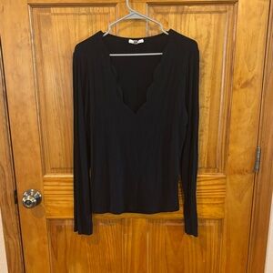 nine britton Black Long-Sleeve Scalloped V-Neck Top